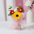 Handgemaakte gehaakte zonnebloem bloemenboeket cadeaubox in roze emmer voor lerarendag cadeau - Bloemenemmer voor Lerarendag met zeepzonnebloemen in het rood