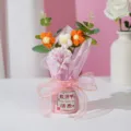 Handgemaakte gehaakte bloemenboeket geschenkdoos met roze wikkel en mooie strik. - Bloemenemmer voor Lerarendag met zeepanjers in het oranje