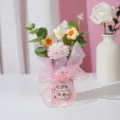 Handgemaakte gehaakte bloemenboeket in emmer geschenk, schattige gebreide bloemdecoratie. - Lerarendag emmer met gele zeepbloem anjers