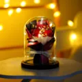 Bouquet di rose rosse stabilizzate in cupola di vetro con luci a LED calde per regalo - Cupola in acrilico base nera + confezione regalo / 3 rose rosse