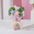 Handgemaakte gebreide bloemenboeket geschenkdoos met roze emmer voor lerarendag - Lerarendag emmer met blauwe zeepbloem anjers