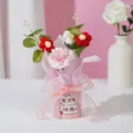 Handgemaakte gehaakte bloemenboeket in roze emmer docentendag cadeau klaar product. - Lerarendag emmer met rode zeepbloem anjers