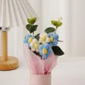 Handgemaakt gehaakt wollen bloemenboeket gebreide pofbloemen cadeautje voor thuisdecoratie. - Emmer voor Dag van de leraar met 5 blauwe gehaakte puff-bloemen