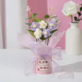 Handgemaakt gehaakt bloemboeket in een roze emmer, perfect cadeau voor lerarendag! - Emmer voor de Dag van de Leraar met 5 gebreide puff-bloemen (paars)