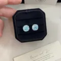 Elegantes pendientes de circonita azul claro con corte rosa en un estuche de terciopelo - Pendientes de Botón Corte Rosa Degradado Azul (R0658)