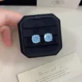 Elegantes pendientes de circonita azul claro con corte de rosa en una caja de terciopelo negro - Pendientes de Botón Corte Rosa Azul Mar Claro (R0438)