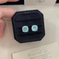 Elegantes pendientes de botón en circonita azul degradado con caja de regalo negra - Pendientes de Botón Corte Rosa Degradado Azul Amarillo (R0737)