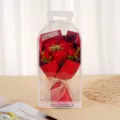 Elegante bouquet di rose di sapone rosso in una scatola regalo trasparente con manico - 5 Rose / Rosso