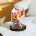 Konservierter Sonnenblumen- und Rosenstrauß in einer Glaskuppel mit LED-Licht - Large Glass Dome And Charcoal Wood Base / 2 Sonnenblumen + Rosa Rose