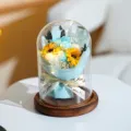 Konservierter Sonnenblumen und Rosenstrauß in Glaskuppel mit warmen LED Lichter - Large Glass Dome And Charcoal Wood Base / 2 Sonnenblumen + Blaue Rose