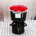 Bouquet de roses en savon artificiel style Chanel perles tweed emballage cadeau Saint-Valentin - Coffret 11 fleurs style élégant avec sac cadeau et guirlande lumineuse / Rouge Vif