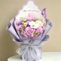 Kunstmatige zeep roos bloemenboeket met vlinder en cadeauverpakking voor romantische gelegenheid. - Paars