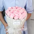 Bouquet élégant de roses en savon roses avec emballage tweed et perles pour cadeau saint valentin - Coffret 11 fleurs style élégant avec sac cadeau et guirlande lumineuse / Rose Clair