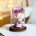 Konservierter Rosenstrauß in Glaskuppel mit LED-Licht und Holzsockel als Geschenkidee - 3 purple and white roses