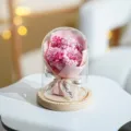Rosa konservierte Seifenblumenstrauß in Glaskuppel mit Holzsockel als romantisches Geschenk. - BL 3 Nelken (Rosa)