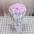 Bouquet de roses en savon violet dans une boîte en tweed avec perles, cadeau romantique idéal. - Coffret 11 fleurs style élégant avec sac cadeau et guirlande lumineuse / Mauve Clair