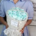 Bouquet de roses en savon bleu, emballage en tweed élégant avec chaîne de perles, cadeau. - Coffret 11 fleurs style élégant avec sac cadeau et guirlande lumineuse / Bleu clair