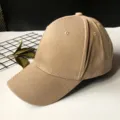 Vue détaillée d'une casquette de baseball kaki classique avec une texture de qualité. - Adulte Réglable 55-59cm / Kaki