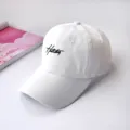 Gros plan détaillé d'une casquette de baseball souple blanche avec un logo brodé noir. - Adulte Réglable 55-59cm / Blanc