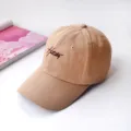 Vue rapprochée détaillée de la casquette de baseball kaki avec broderie et calotte souple. - Adulte Réglable 55-59cm / Kaki