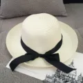Chapeau de soleil élégant en paille crème pour femme avec nœud en ruban noir chic - M (56-58cm) / Crimped black ribbon bow cream White