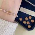 Elegante bracciale in perle di cristallo viola con ciondolo vintage oro in dettaglio - Stile Stella Viola (R2261) / Viola