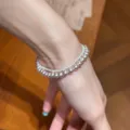 Dettaglio ravvicinato di un elegante bracciale francese a doppio strato con perle e zirconi - Stile Doppio Strato (R2179)