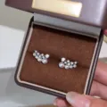 Eleganti orecchini a perno con perle e pietre scintillanti in stile francese in scatola marrone - Stile Manta Sorriso (R5656) / Argento