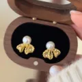 Orecchini a perno vintage francesi con dettagli in pizzo dorato in scatola di legno - Stile Fiocco Dorato (R5671) / Oro