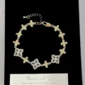 Primo piano di bracciale dorato stile vintage francese con motivi a quadrifoglio - Bracciale Fiore a Quattro Foglie (R2628) / Verde