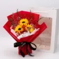 Bouquet de fleurs séchées tournesol avec papier d'emballage rouge et sac cadeau fête des profs. - 3 tournesols avec gypsophile, sac et carte pour enseignant (avec lumière) / Rouge