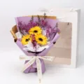 Bouquet de tournesols artificiels gypsophile violette cadeau avec sac en papier blanc enseignant - 3 tournesols avec gypsophile, sac et carte pour enseignant (avec lumière) / Violet