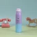 Primer plano del vaso termo de acero inoxidable morado y azul con tapa abatible. - 500ml / Degradado Púrpura y Azul