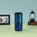 Edelstahl Vakuum isolierter Kaffeebecher mit metallic-blauer Oberfläche und Trinkdeckel. - 500ml / Verlauf Blau