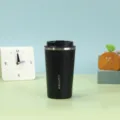 Schwarzer 304 Edelstahl Isolier-Kaffeebecher mit matter Oberfläche im Lifestyle-Ambiente - 380ml / Schwarz