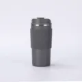 Detailansicht eines grauen isolierten Kaffeebechers aus 304 Edelstahl mit gerippter Silikonhülle. - 500ml / Grau