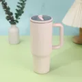 Edelstahl 40oz Thermobecher mit Henkel und Strohhalmdeckel Detailansicht für den Alltag - Rosa