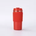 Roter isolierter 304-Edelstahl-Kaffeebecher mit Silikonhülle und Klappdeckel-Design - 500ml / Rot