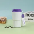Tragbarer intelligenter Kaffeetasse Reisebecher mit Deckel und Trageband für den Alltag. - Weiß Lila Deckel