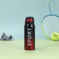 Dettaglio della borraccia sportiva in acciaio inox 304 con scritta sport e tappo. - Nero rosso