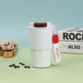 Tazza da caffè isolata in acciaio inox con coperchio intelligente e cinturino. - Coperchio Bianco Semi-Rosso