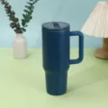 Detailaufnahme des großen 40oz Edelstahl Reisebechers mit praktischem stabilen Griff. - Dunkelblau