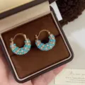 Eleganti orecchini a cerchio dorati con perline turchesi e scintillanti zirconi di lusso - Orecchini a Cerchio con Perline e Strass (R1560)