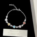 Elegante pulsera plateada con circonitas de colores en forma de corazón y mariposas - Estilo Mariposa Corazón Blanco Plateado (R0080)