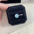 Dettaglio di ear cuff con cristallo azzurro taglio fuoco d'artificio in cofanetto - 1 Pezzo / Taglio rosa sfumato blu-bianco (R0705)