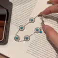 Elegante bracciale con ciondoli turchesi e finitura strutturata in argento e oro - Bracciale di Perline Pendente Margherita (R5782)