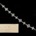 Pulsera brillante con circonitas aguamarina y elegantes motivos de copos de nieve. - Estilo de Circonia Cuadrada Azul Cielo (R0476)