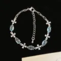 Pulsera de flores de circón azul claro brillante con elegante cadena de plata ajustable - Estilo de Circón en Cruz (R5561) / Azul cielo