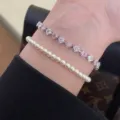 Elegante set di bracciali con perle e cristalli a stella rosa indossato al polso - Bracciale Zirconia Bianco e Rosa