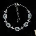 Elegante pulsera plateada con piedras de color azul claro y cristales de circonita. - Estilo de Cruz (R2918) / Azul cielo